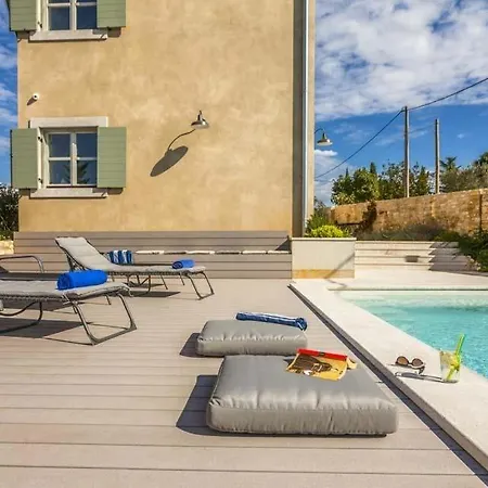 Villa Sleeps 7 Pool Air Con Wifi