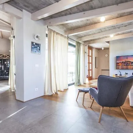 Sleeps 7 Pool Air Con Wifi Kurili