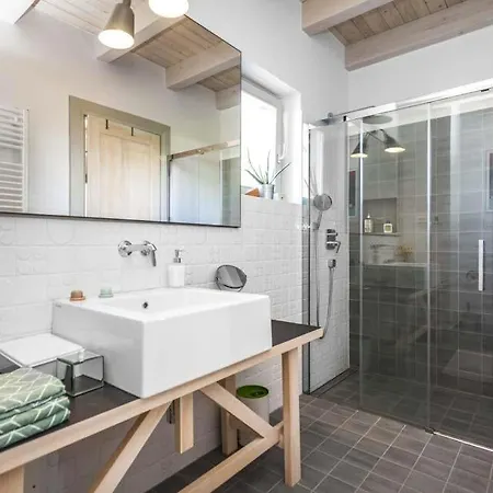 Sleeps 7 Pool Air Con Wifi