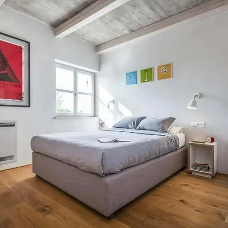 Sleeps 7 Pool Air Con Wifi * Kurili
