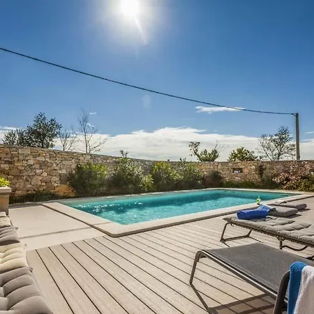 Sleeps 7 Pool Air Con Wifi Вилла Kurili