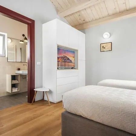 Sleeps 7 Pool Air Con Wifi * Kurili
